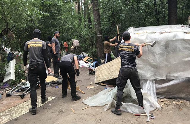 Опять погром: появились фото, как "Национальная дружина" разогнала лагерь ромов в Киеве