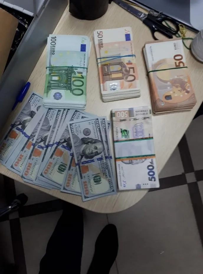 СБУ Вишинський гроші зброя журналісти СБУ Вишинський гроші зброя журналісти