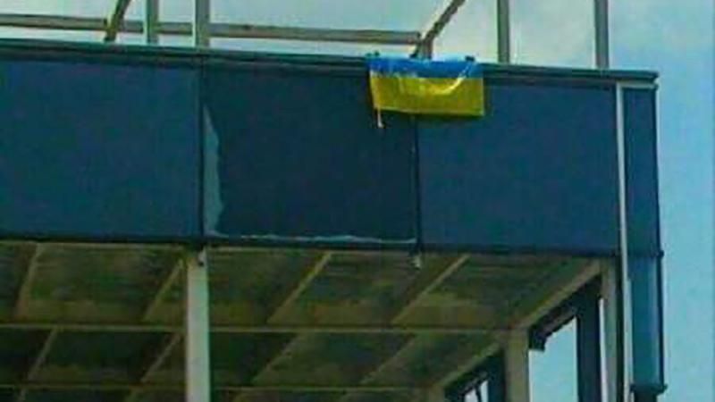 Прапор України перед носом у бойовиків патріоти вивісили в окупованому Донецьку 