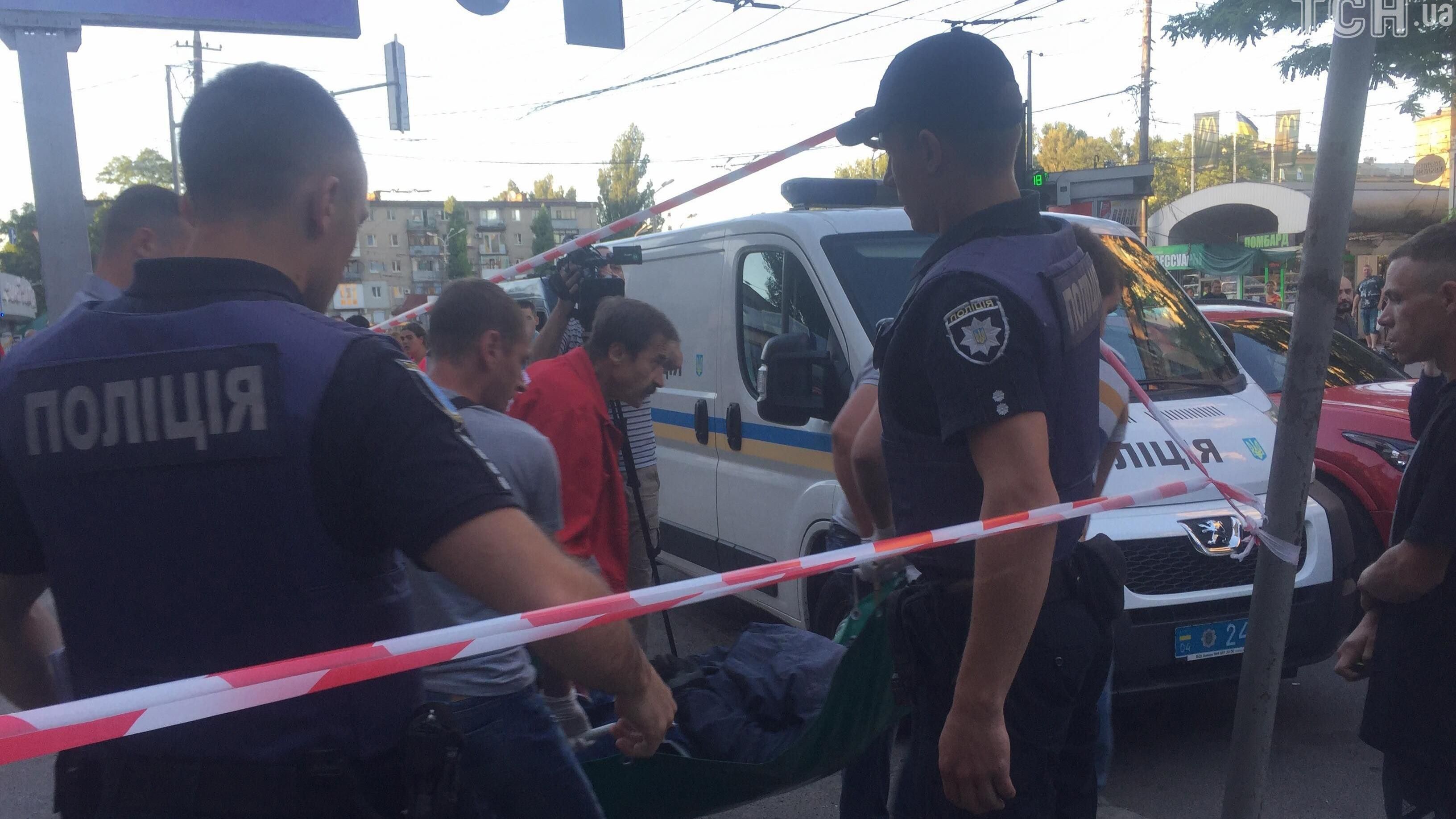 Сила кохання: хлопець прострелив сідницю зловмиснику, який загрожував його дівчині Сила кохання: хлопець прострелив сідницю зловмиснику, який загрожував його дівчині