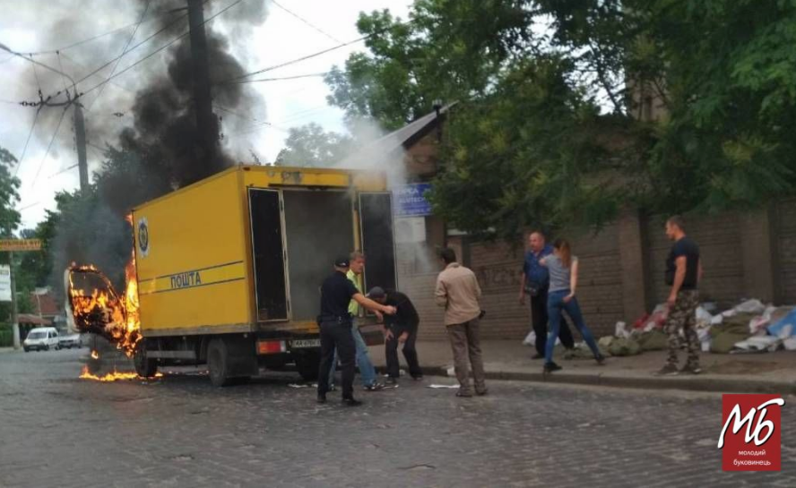 Грузовик "Укрпочты" вспыхнул в центре Черновцов: появились фото и видео