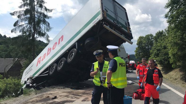 ДТП в Польше 8 июня 2018: школьный автобус влетел в грузовик