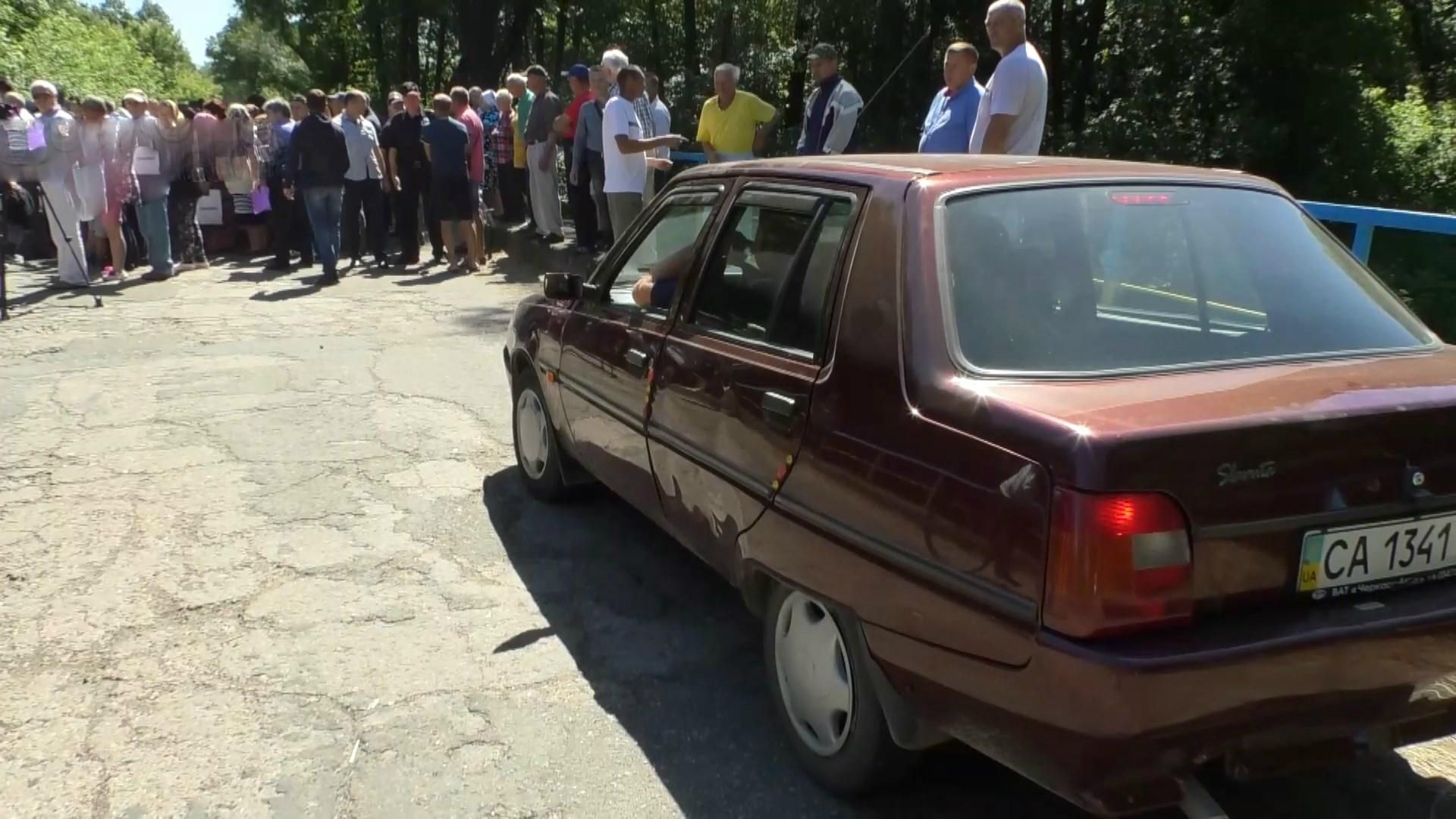На Черкащині люди перекрили дорогу, вимагаючи врятувати місцеву річку від відходів