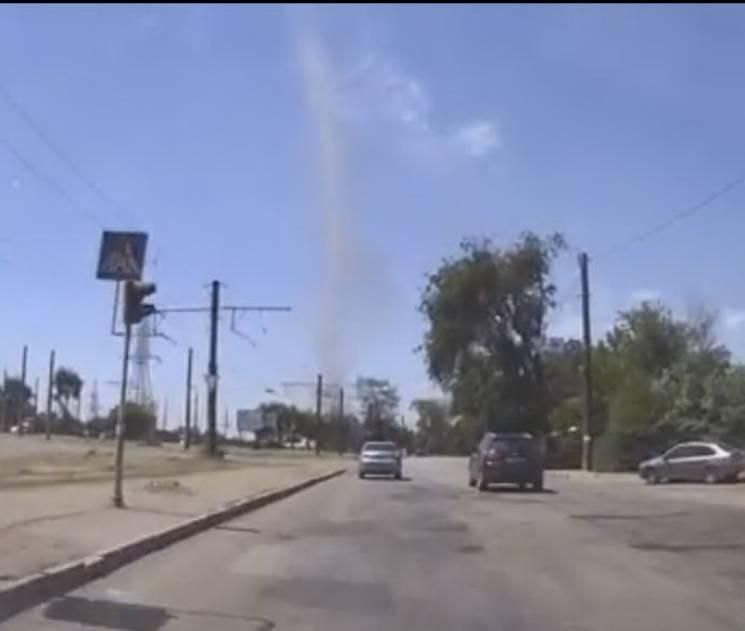 По центру Запорожья пронесся смерч: потрясающее видео По центру Запорожья пронесся смерч: потрясающее видео