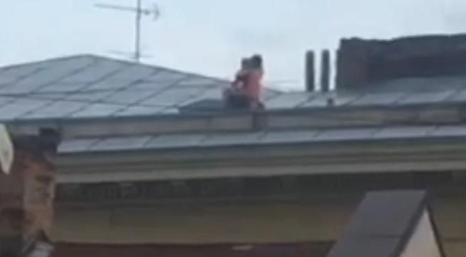 В центре Львова пара занялась сексом на крыше многоэтажки: видео 18+