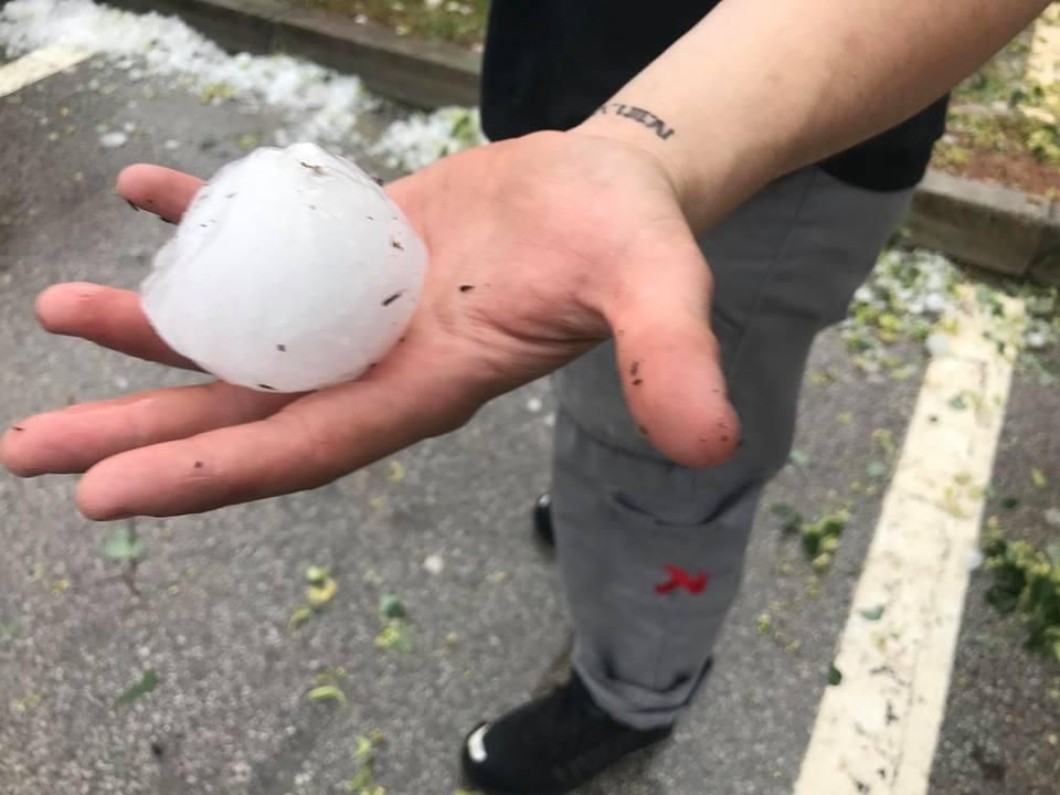 В Словении гигантский град наделал вреда: обнародовали впечатляющие фото В Словении гигантский град наделал вреда: обнародовали впечатляющие фото