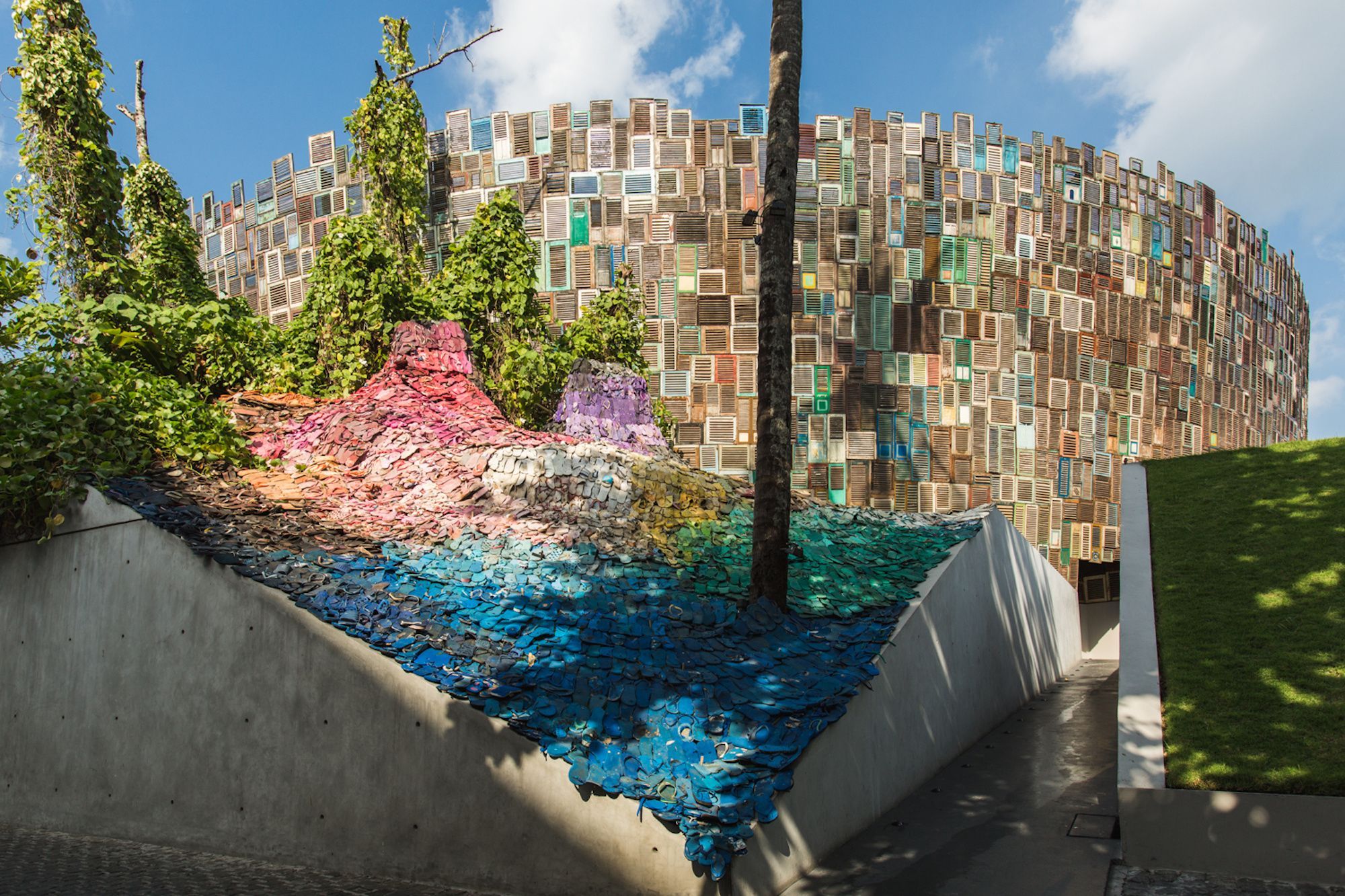 Новий погляд на сміття: тисячі в'єтнамок стали частиною неймовірної інсталяції