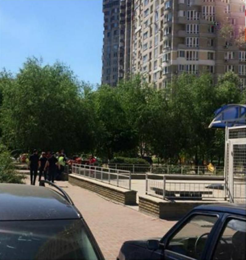 Мужчина не успел схватить за руку: в Киеве женщина выпала с 11-го этажа