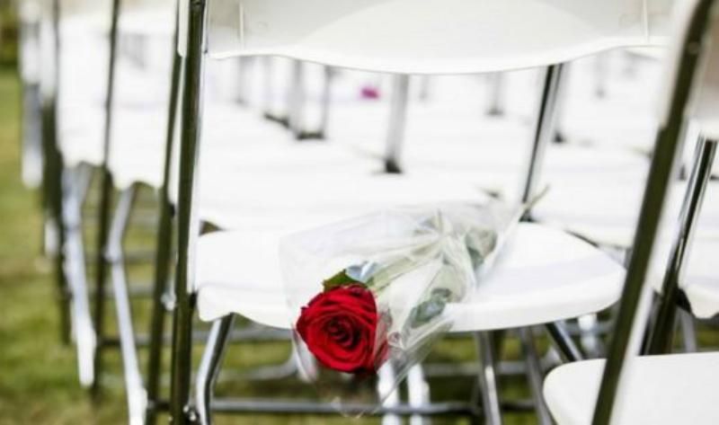 Родичі жертв МН17 поклали червоні троянди на 298 білих крісел під посольством Росії: фото