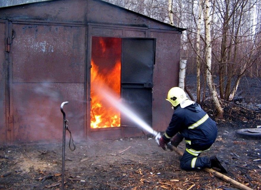 На Дніпрі внаслідок пожежі згорів чоловік у гаражі