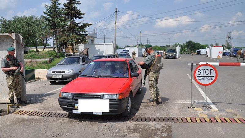 На Донеччині жінка навмисне наїхала на прикордонника