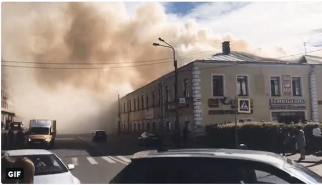 Под Санкт-Петербургом загорелся торговый центр: видео Под Санкт-Петербургом загорелся торговый центр: видео