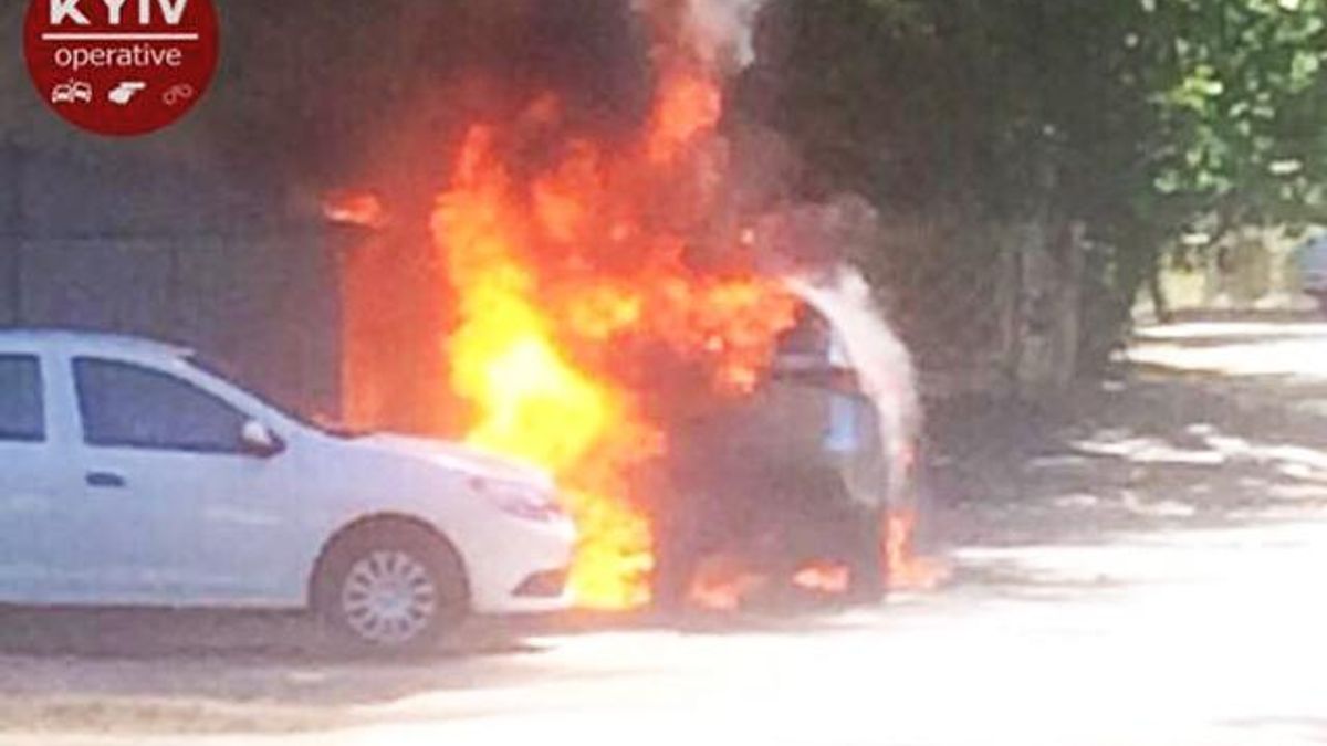 У Києві вибухнув автомобіль: фото і відео