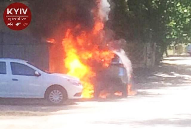 У Києві вибухнув автомобіль: фото і відео