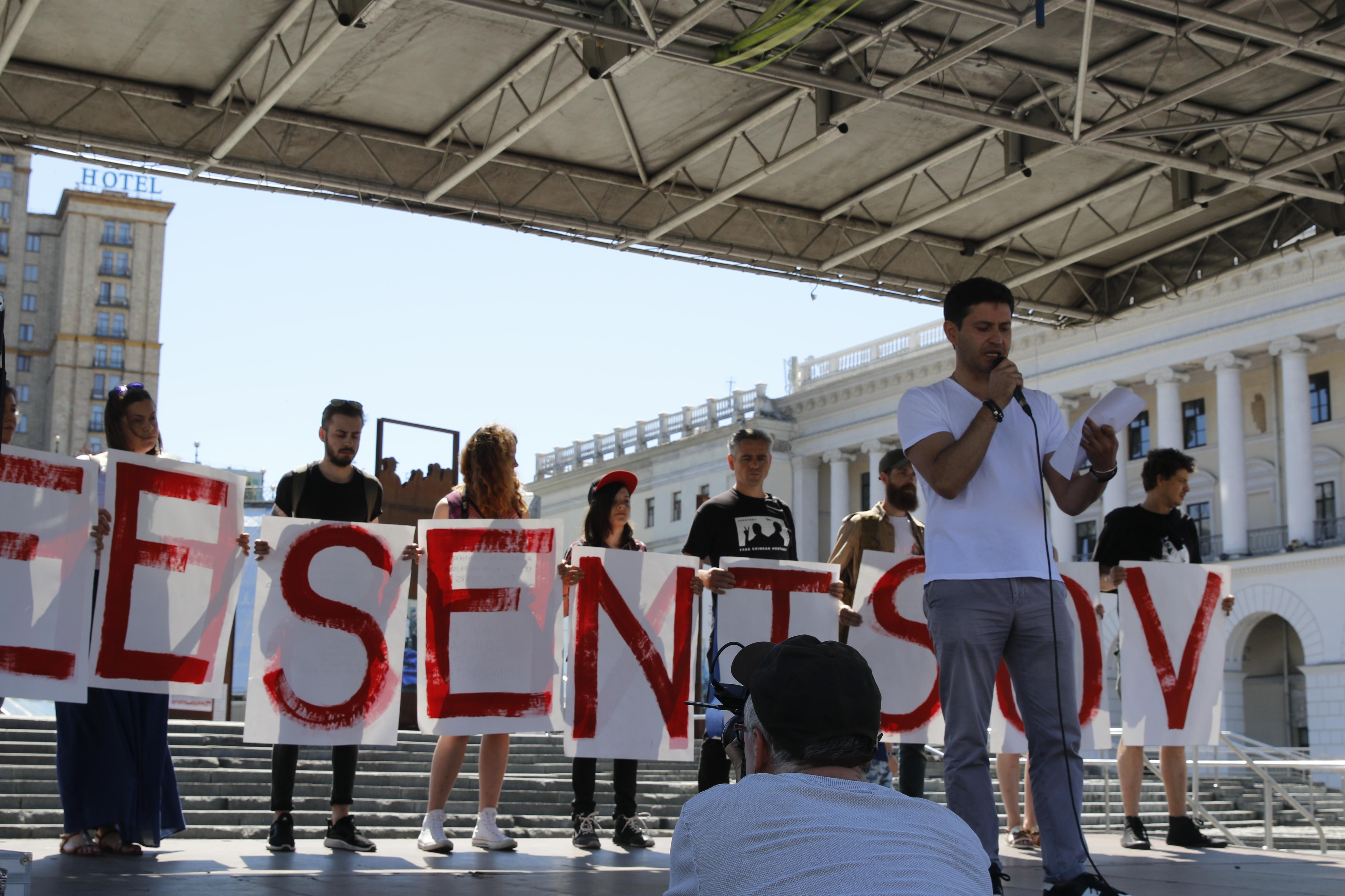Знаменитости поразили читкой рассказов Сенцова в Киеве Знаменитости поразили читкой рассказов Сенцова в Киеве