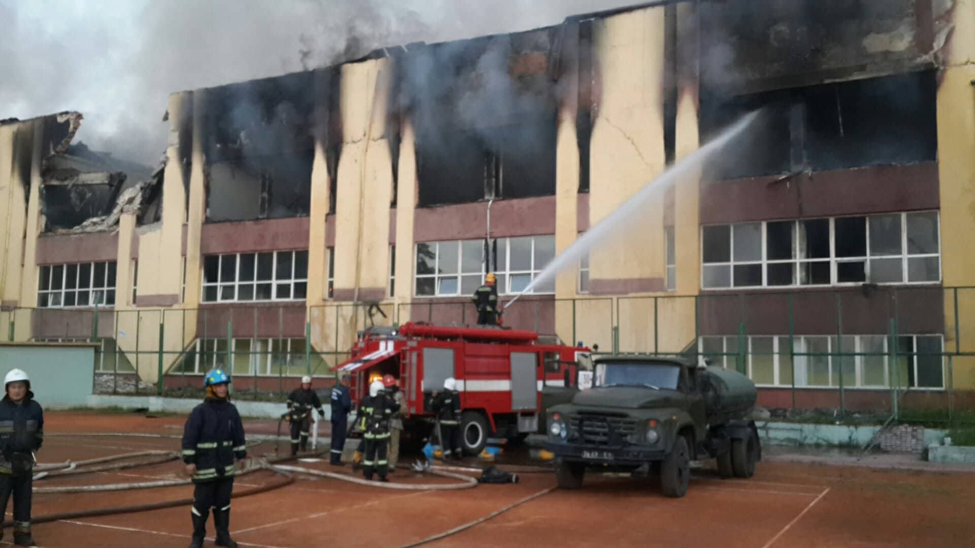 Во Львове вспыхнул масштабный пожар в спорткомплексе Минобороны: горели тир и админздание