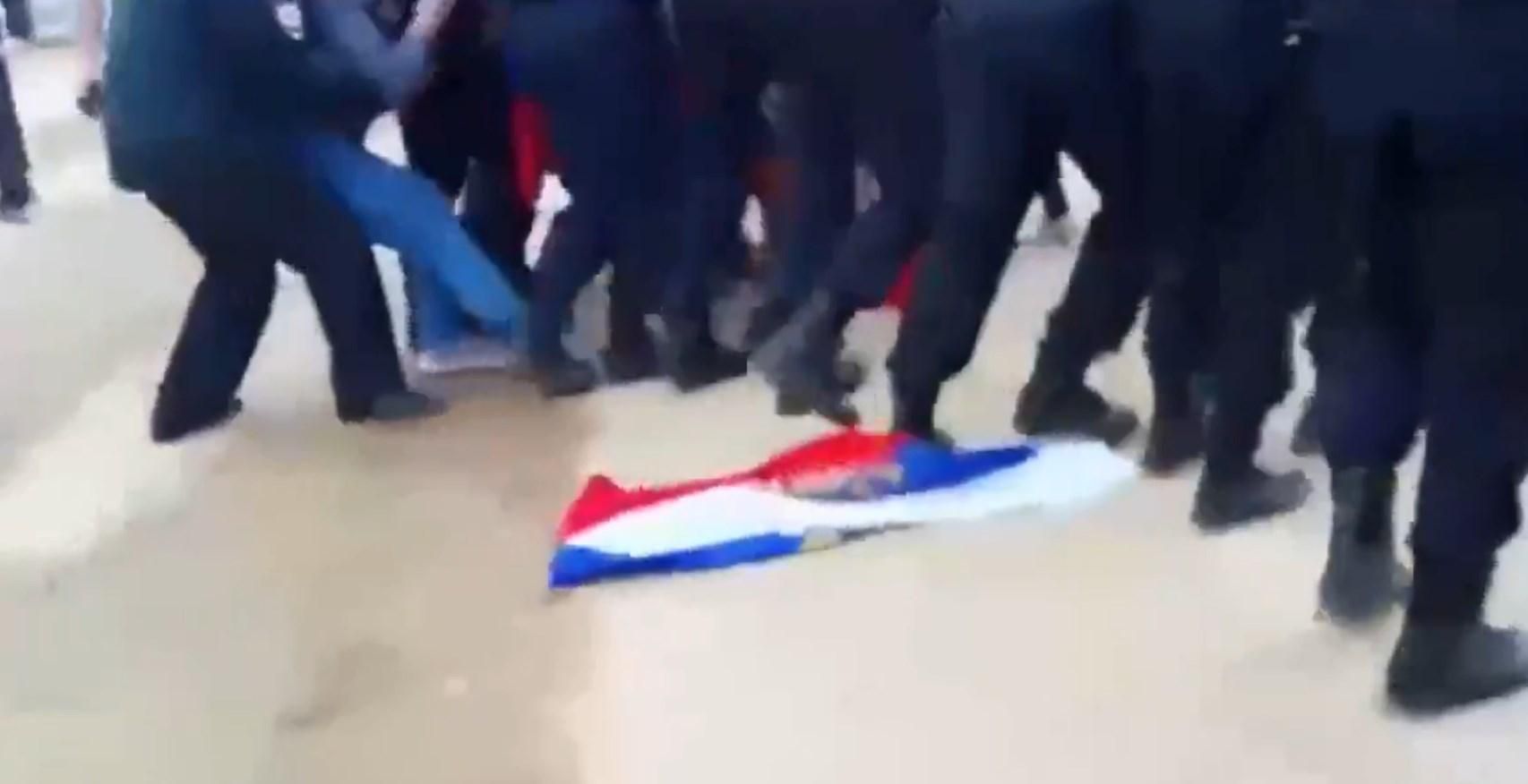 Російські спецпризначенці розтоптали прапор РФ Російські спецпризначенці розтоптали прапор РФ