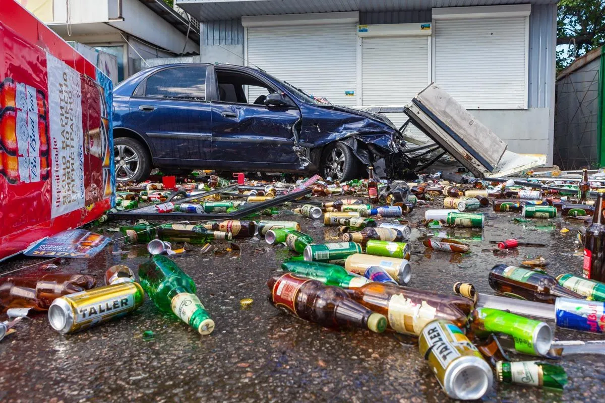 Від удару Lanos врізався в кіоск Від удару Lanos врізався в кіоск