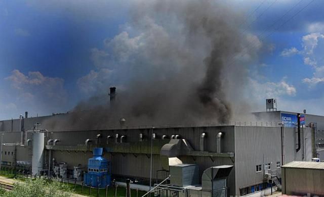 У Німеччині на заводі BMW сталася масштабна пожежа: фото