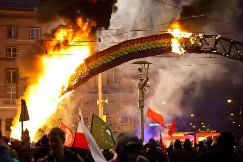 Знищення попереднього монументу праворадикалами Знищення попереднього монументу праворадикалами