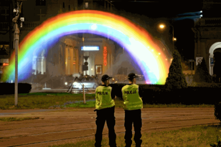 В Варшаве построили "несокрушимую" ЛГБТ-радугу после многократных нападений праворадикалов
