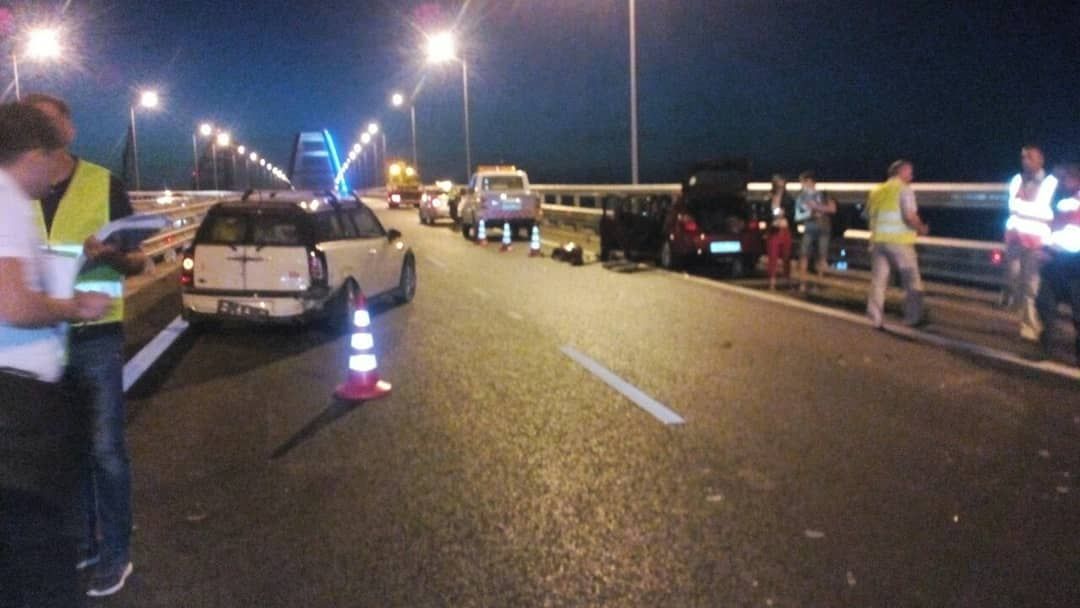 На скандальному Кримському мосту сталася серйозна ДТП На скандальному Кримському мосту сталася серйозна ДТП