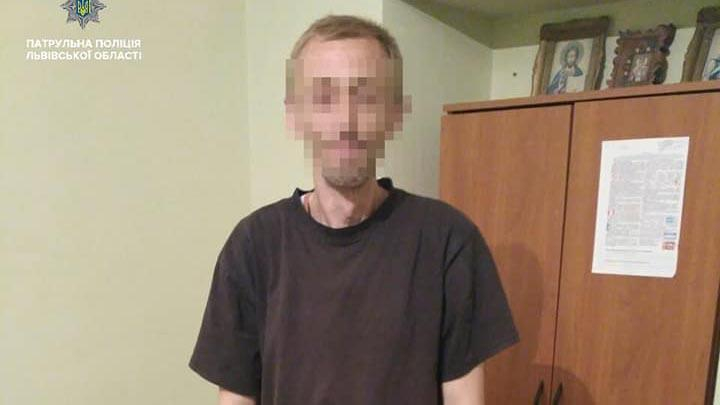 Во Львове мужчина разбил топором витрины и банкомат, потому что не получил пенсию