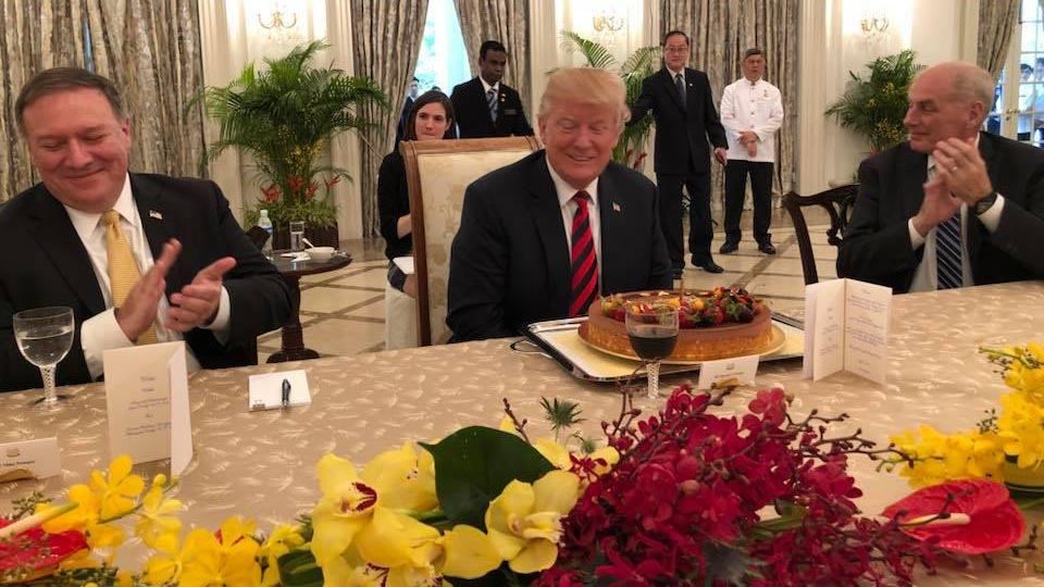 Дональду Трампу в Сингапуре сделали подарок на день рождения