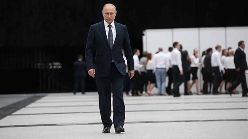 "Не міг "метатися туди-сюди": Путін розповів про свою відставку 