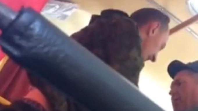 П'яний молодий бойовик влаштував сутичку зі старшим у автобусі, бо не хоче померти: відео 