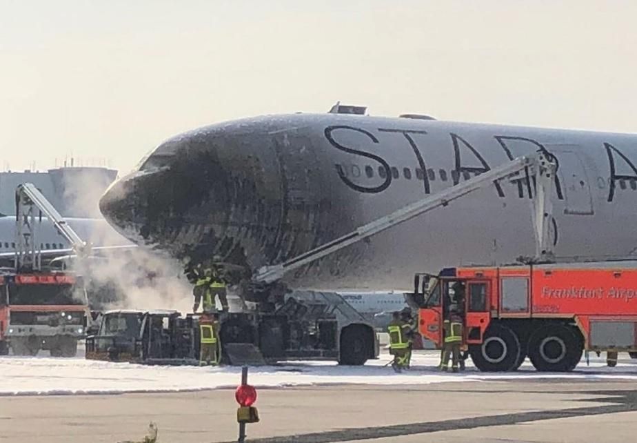 В немецком аэропорту загорелся пассажирский самолет, есть пострадавшие: фото В немецком аэропорту загорелся пассажирский самолет, есть пострадавшие: фото