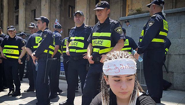 "Мы будем здесь, пока наши требования не будут выполнены": полиция задерживает митингующих в Гру