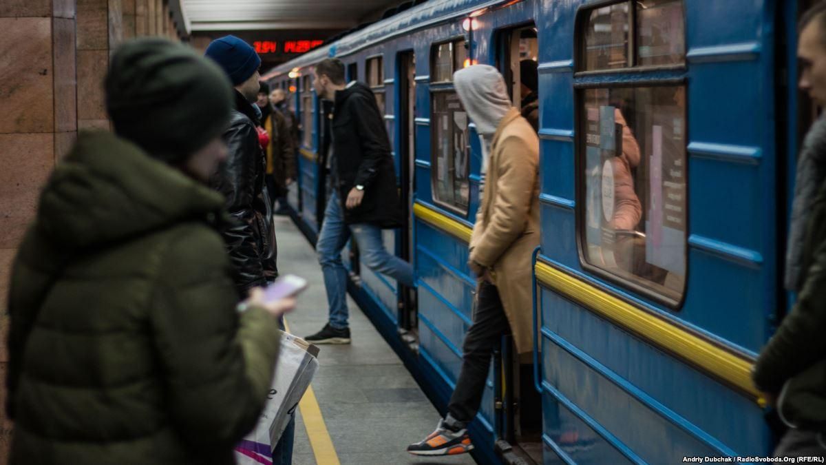 Київське метро повністю оновить аудіооголошення у вагонах поїздів Київ 