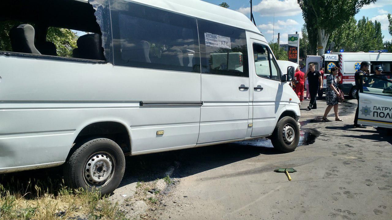 Жахлива ДТП у Запоріжжі: авто на швидкості врізалось у маршрутку, є жертви
