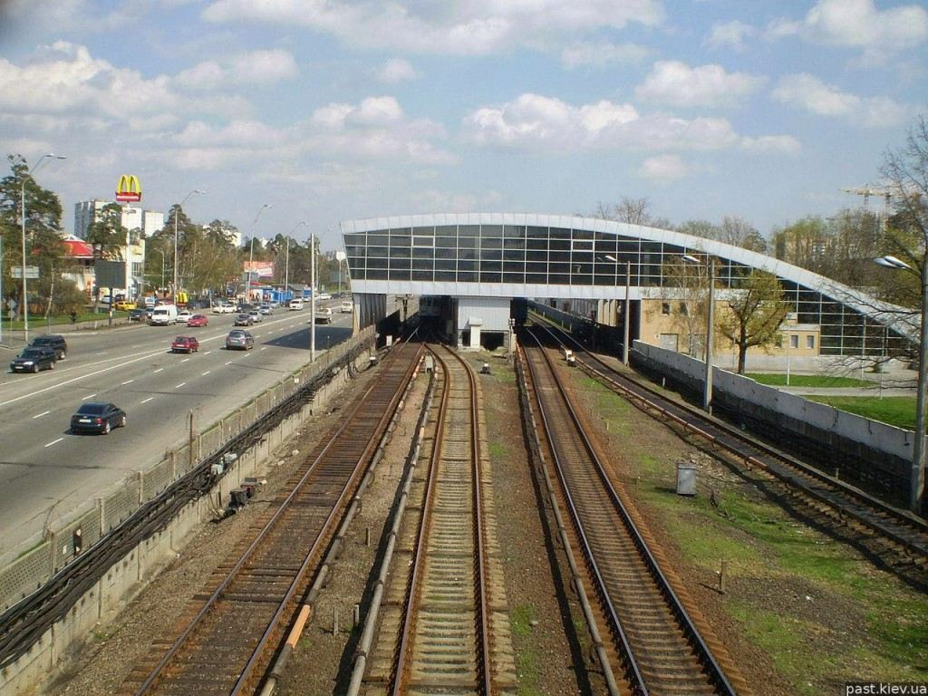 В Киеве подросток вылез на крышу электропоезда и загорелся после поражения током