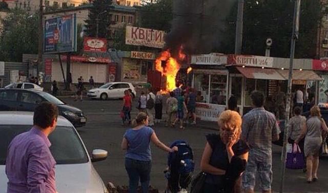 У Києві на Лук'янівці спалахнула пожежа: з'явилися фото