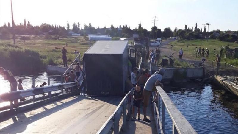 В Николаевской области из-за перегруженных фур обрушился мост