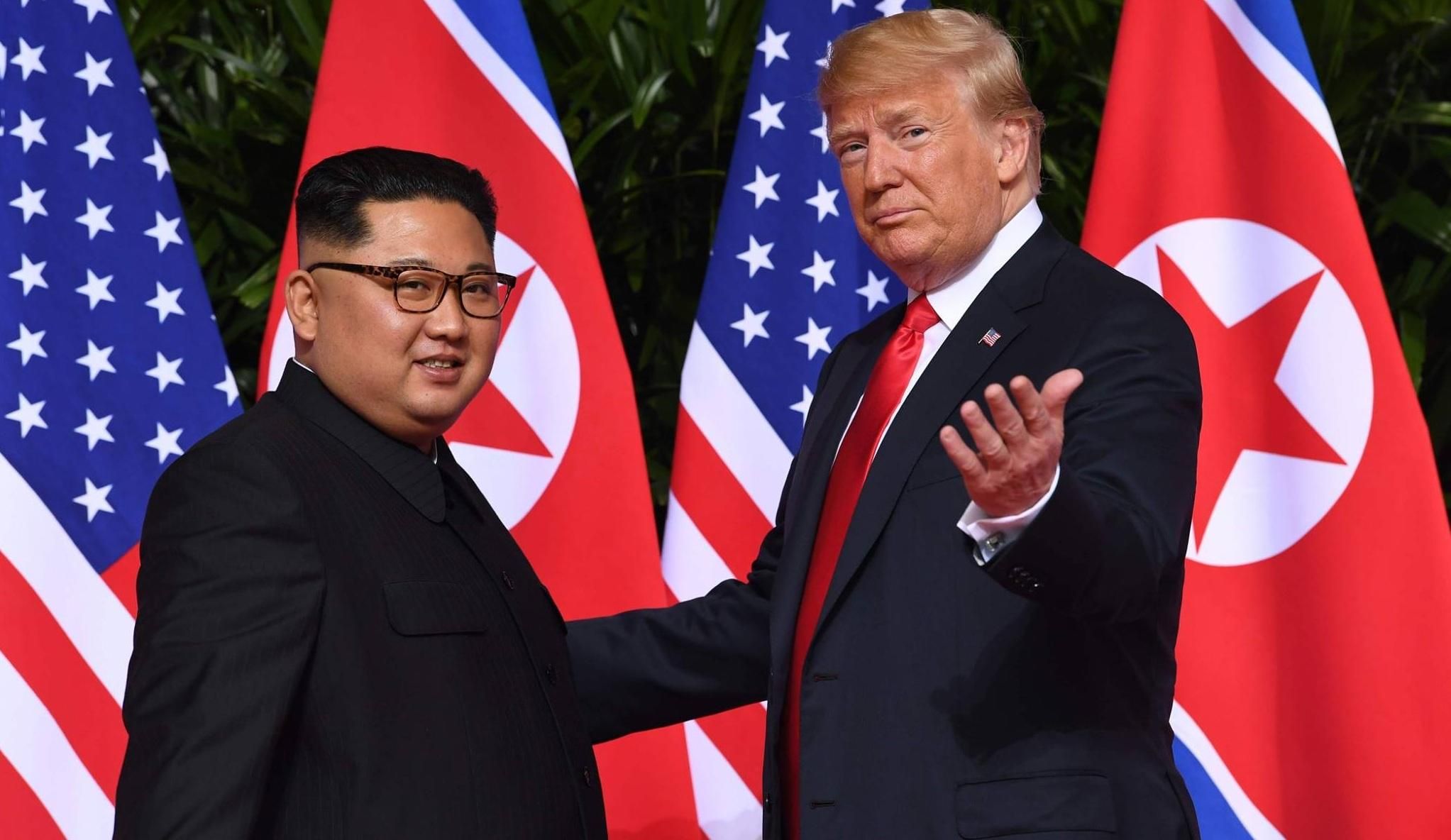 Дональд Трамп и Ким Чен Ын впервые лично встретились: первые фото и видео