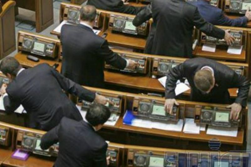 В Верховной Раде предлагают наказывать нардепов за голосование "за соседа"