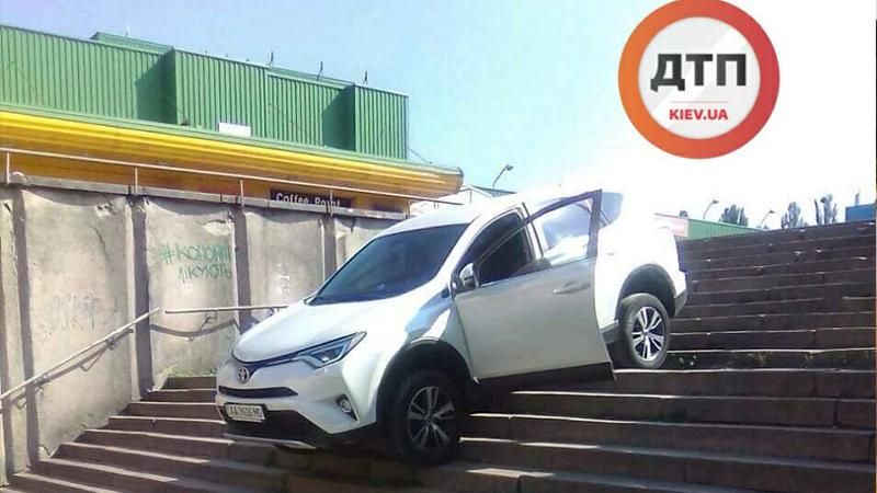 В Киеве водитель внедорожника застрял на лестнице