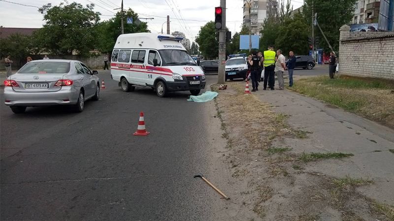 У Херсоні жінка загинула під колесами швидкої допомоги