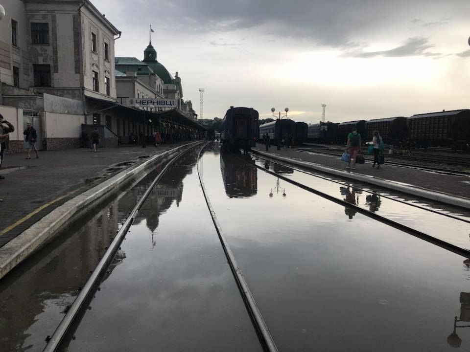 Потужна злива у Чернівцях: на дорогах та залізниці міста утворилися "океани" 