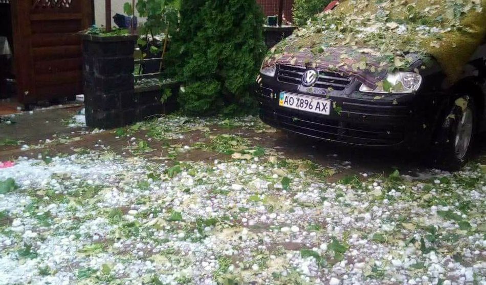 Зливи з градом на Закарпатті: у ДСНС показали нові вражаючі фото