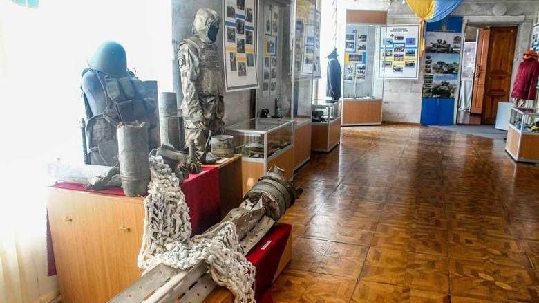 В Харькове бойцы и волонтеры передали музею вещи с передовой