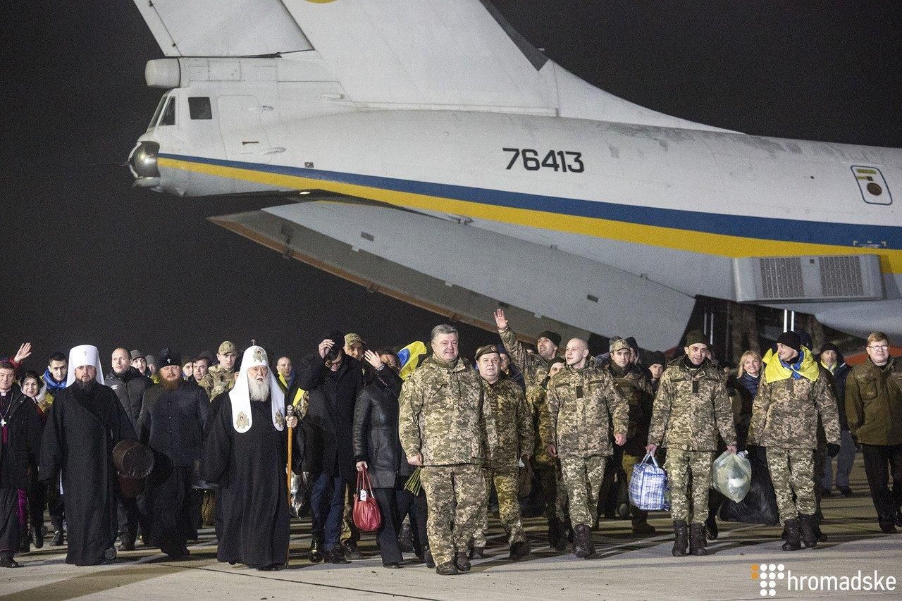 У МінТОТ запевняють, що звільнені з полону українці почали отримувати обіцяні 100 тисяч