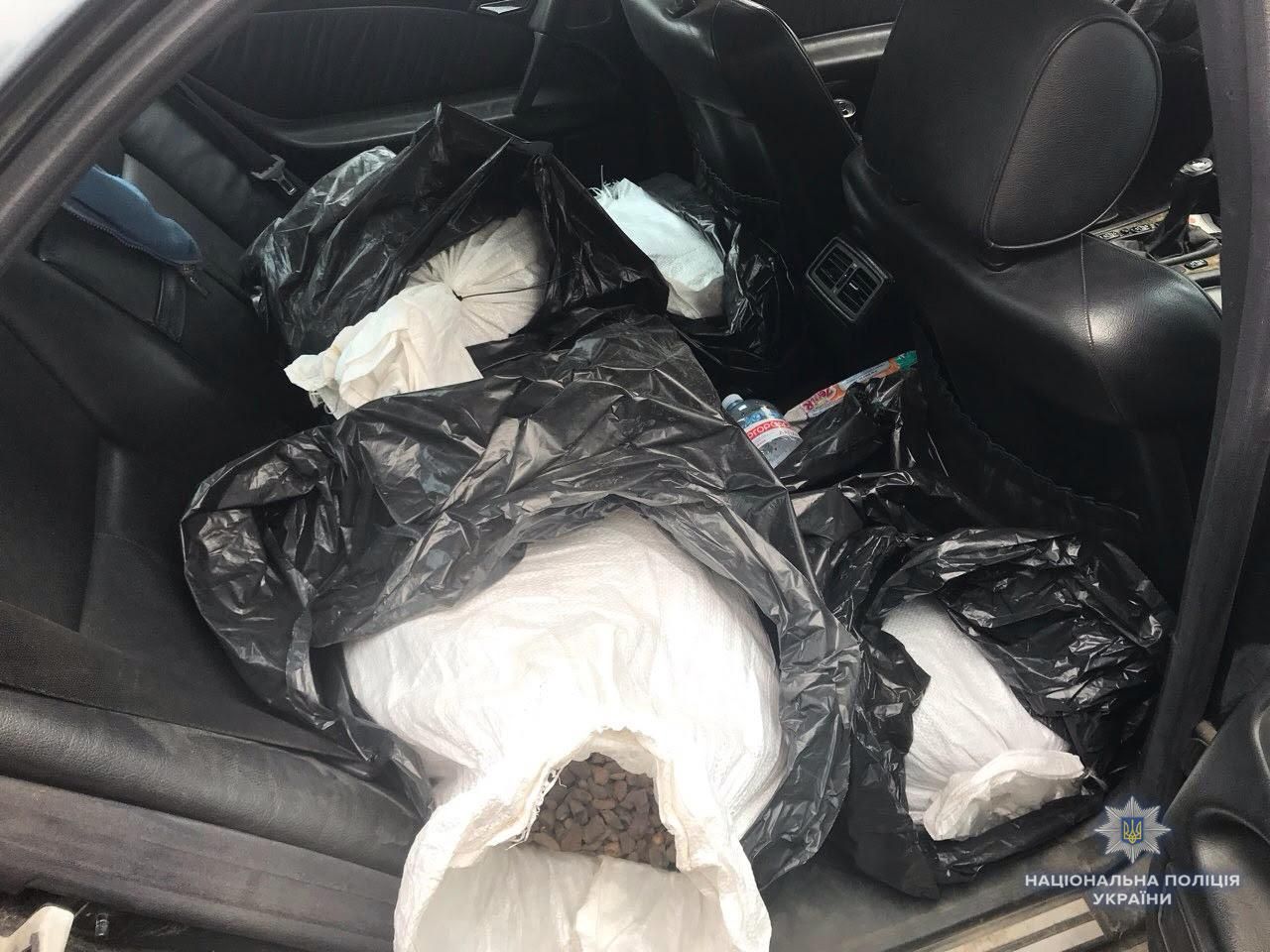 На Ровенщине у водителя нашли пять мешков янтаря