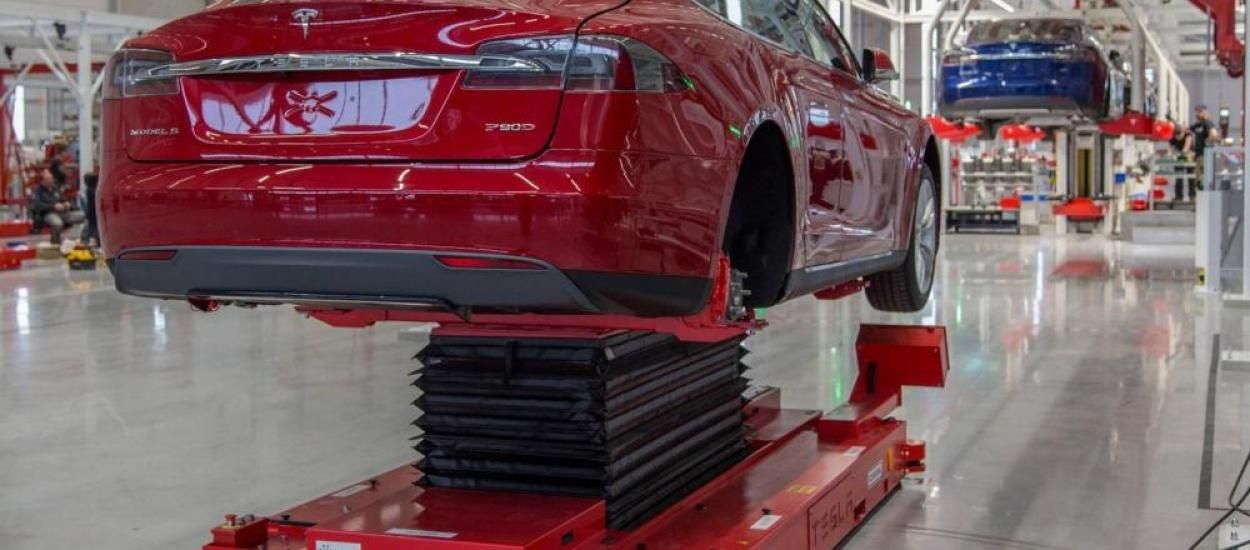 Tesla скорочує тисячі працівників: Маск пояснив чому Tesla скорочує тисячі працівників: Маск пояснив чому