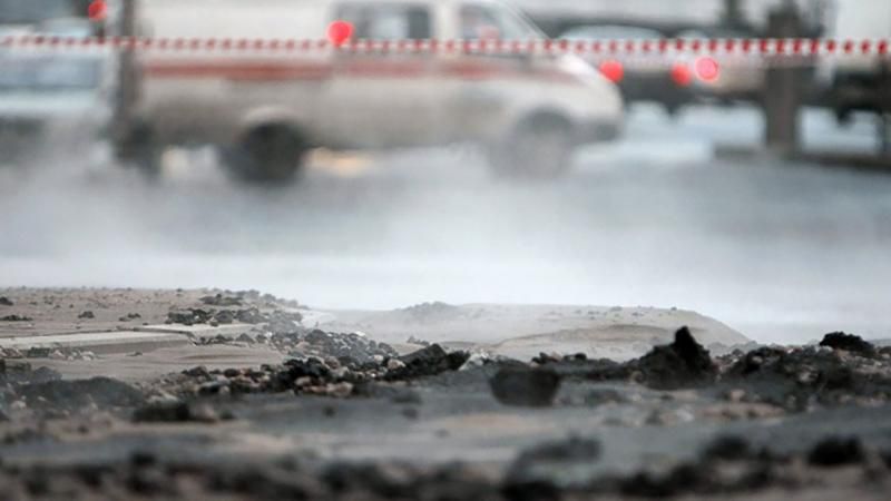 В Киеве на одной из улиц сорвало часть асфальта В Киеве на одной из улиц сорвало часть асфальта