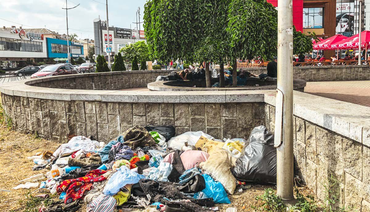 В Киеве ромы поселились у вокзала, бьют прохожих и оставляют горы мусора: красноречивые фото