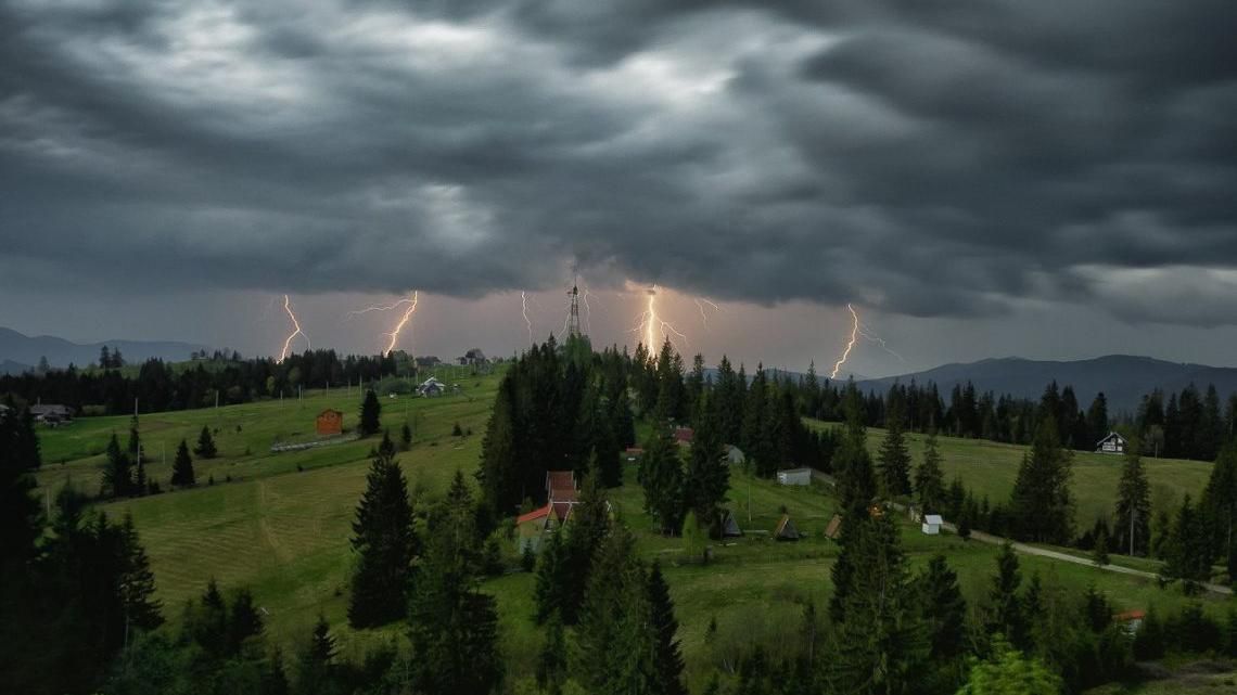 Буревій та сильні зливи: негода наробила лиха на заході України Буревій та сильні зливи: негода наробила лиха на заході України